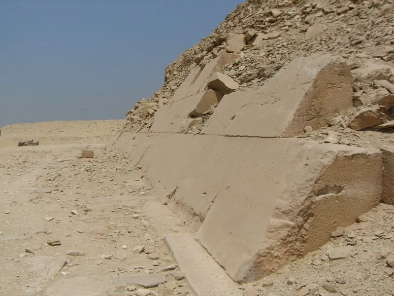 Bevarade skift av den fina, vita beklädnaden i Turakalksten vid foten av Unas pyramid, bäst bevarad på syd- och östsidan. Det är den enda ursprungliga pyramidyta i Saqqara som man kan lägga handen på.
