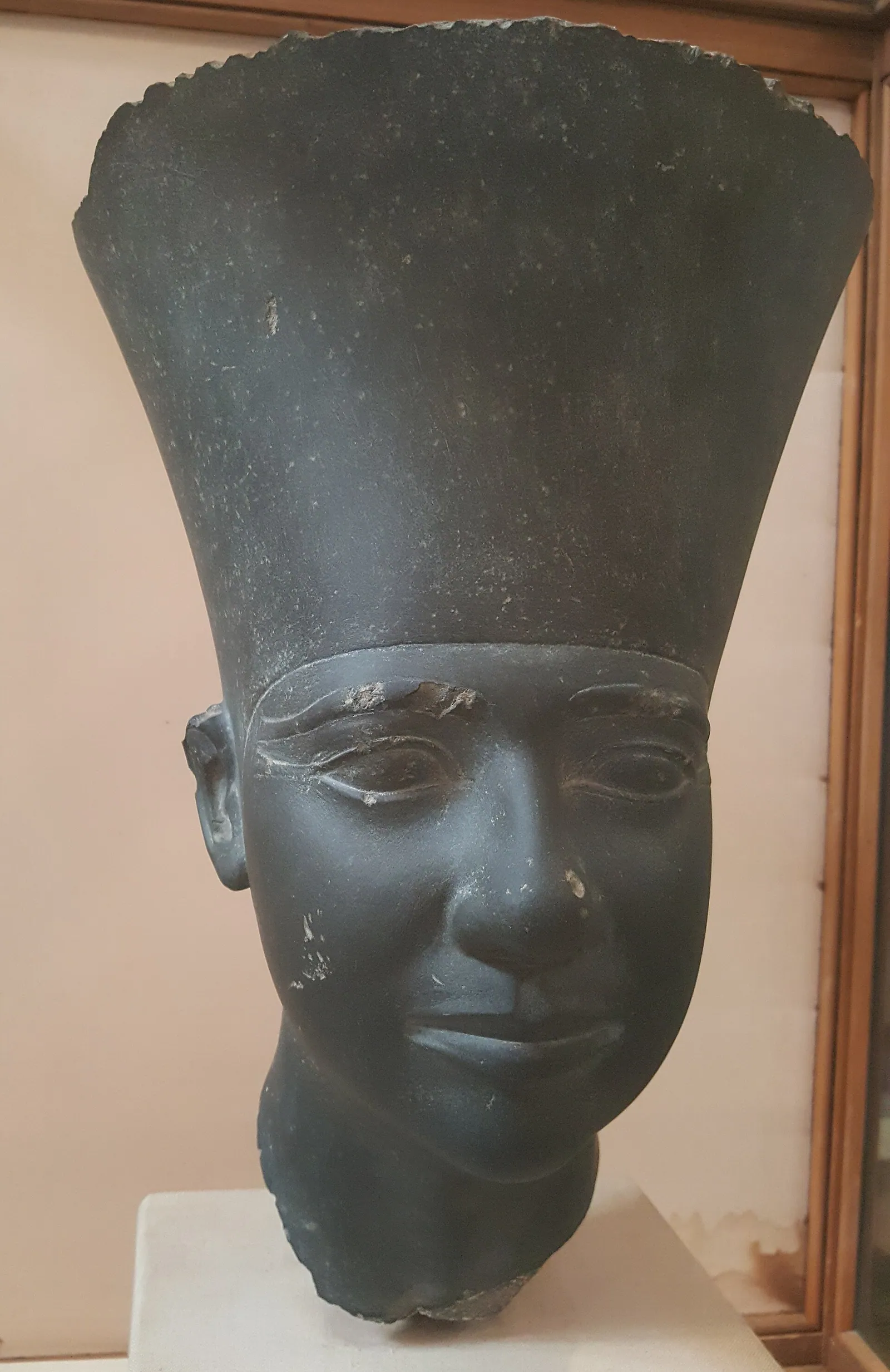 Huvud av Userkaf i gråvacka (45 cm) med Nedre Egyptens röda krona, funnet 1957 i hans soltempel – en av mycket få kungliga skulpturer från Gamla riket med den kronan (Egyptiska museet, Kairo).