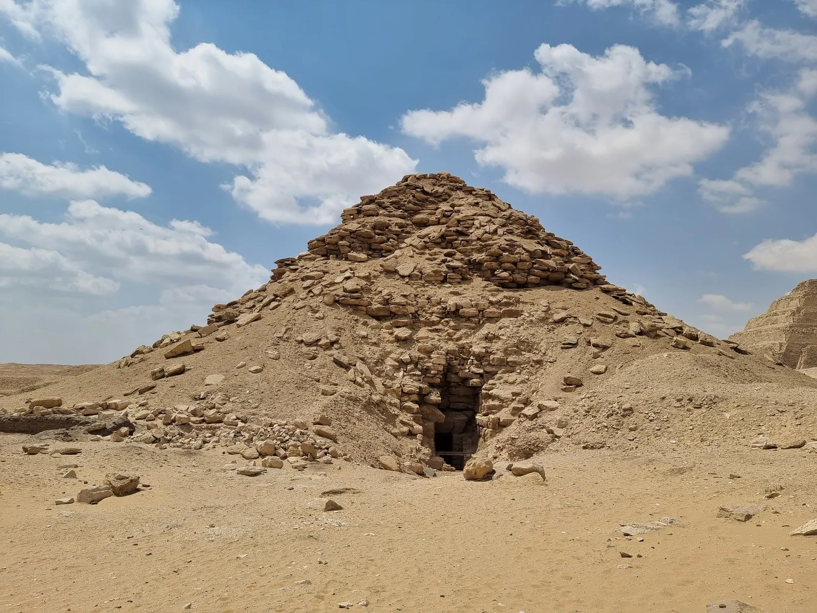 Userkafs pyramid, på orten kallad el-Haram el-Maharbish (”stenhögen”), omkring 130 år äldre än Unas. Inuti finns en fällsten av granit, en förkammare och en gravkammare under sadeltak av kalksten – men inga texter.